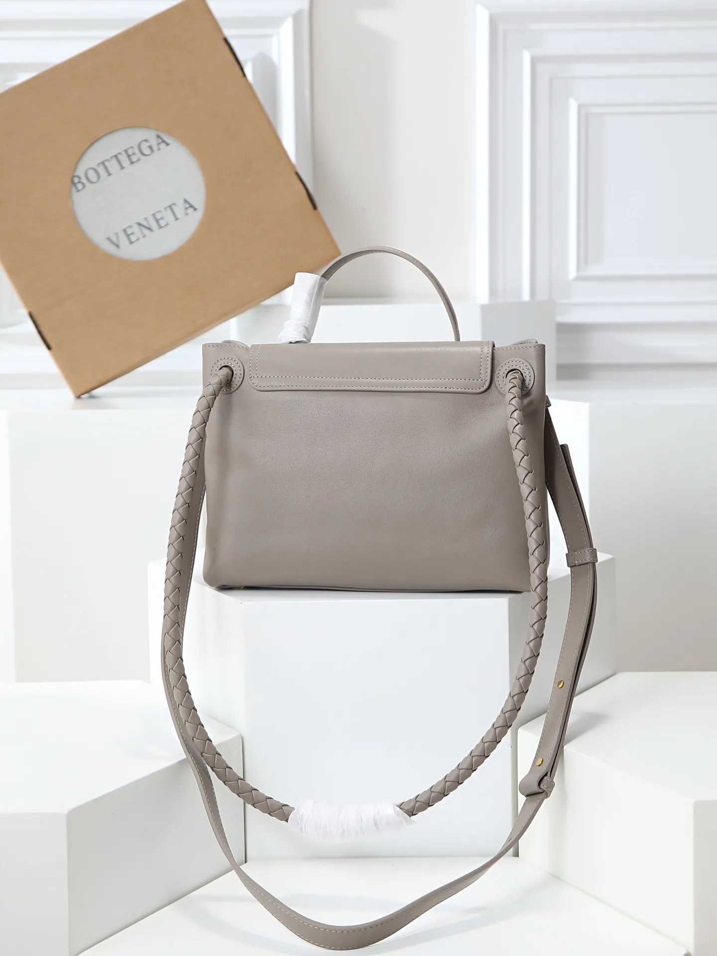 1150. Bottega Veneta's latest Ciao Ciao bag is a two-way flap handbag in silky cowhide, decorated with signature twist details, hidden hook closure, the flap can be fastened to the front, or connected to the INTRECCIATO woven internal pocket, with an adjustable and removable crossbody strap, an internal compartment, and a zippered pocket. The surprise flap has various shapes. Style 1 - Cover the bag surface, exposing the knot and knot decoration. Style 2 - Place the flap inside the bag. A buckle is also designed. Style 3 - The U-shaped position of the top handle in the hand bag. Style No.: 835835 Size: 26*19*10.5cm